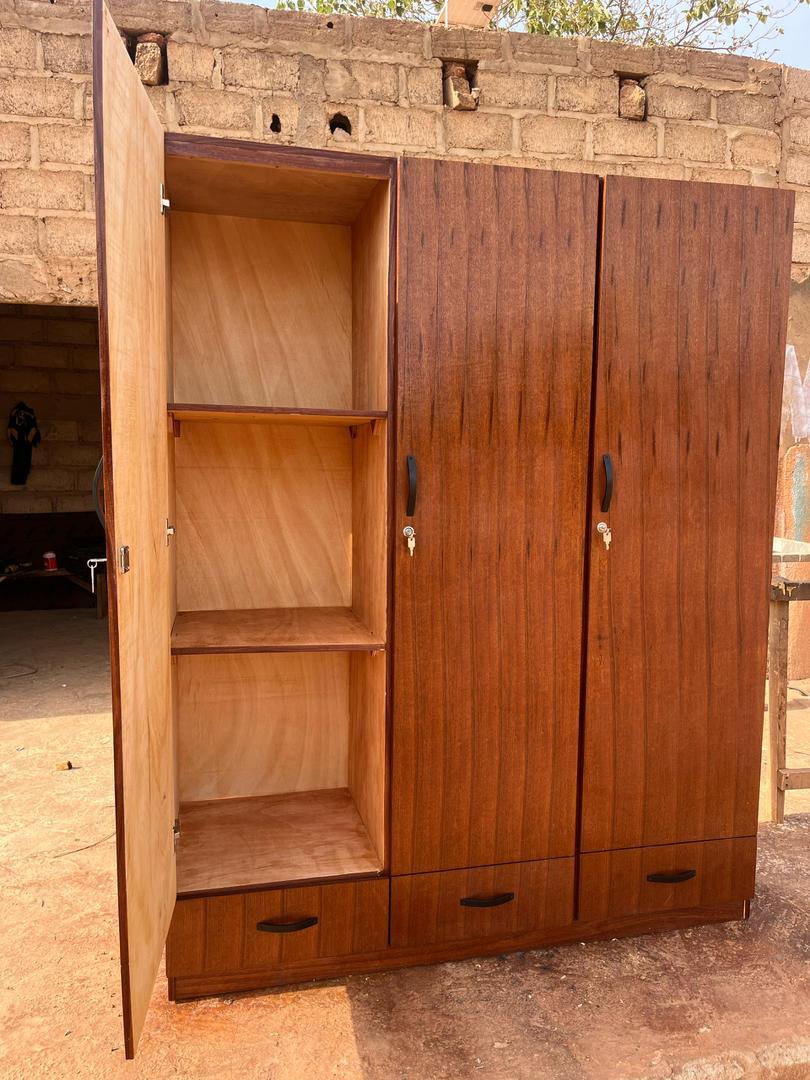 Armoire trois battants bois rouge.