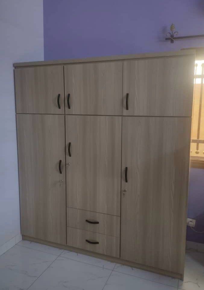 Armoire trois battants.