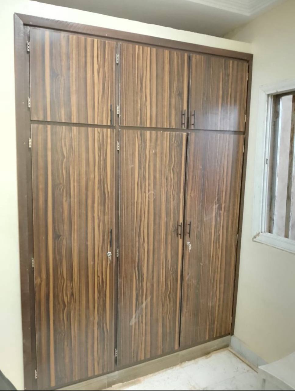 Armoire trois battants.